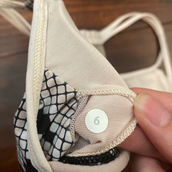 Lululemon sports bra size 6 - Picture 3 of 3